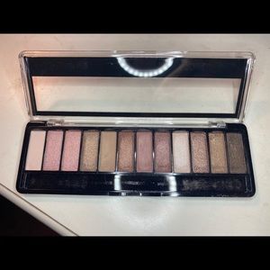 Max Studio eyeshadow palette